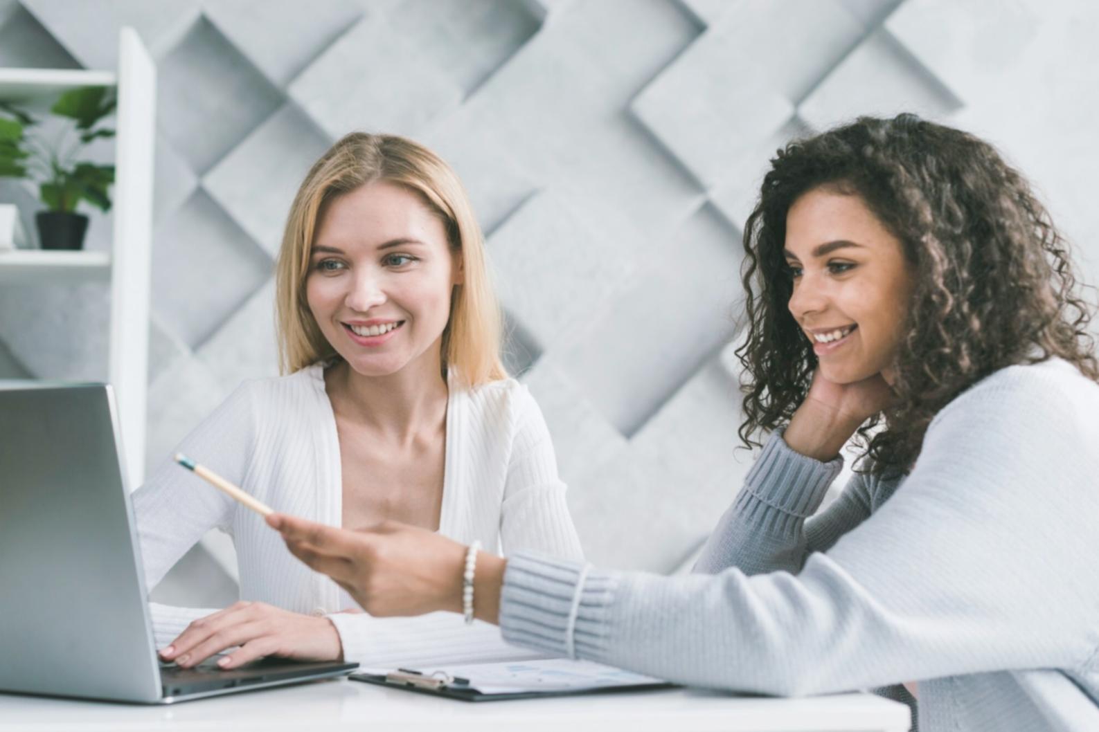 Moderne Arbeitsplätze mit Finanzanalyse-Software und Monitoren